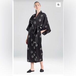 Natori Black kimono Robe with White Floral dragón Accents size L